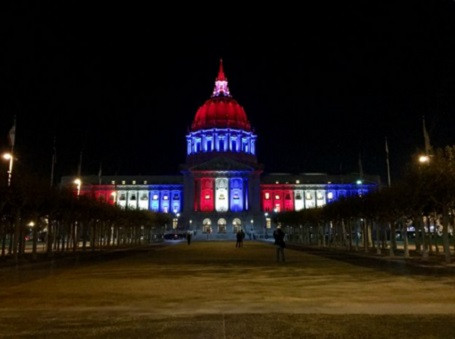 Tòa thị chính San Francisco, Mỹ, trưng màu cờ Pháp.