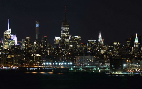 Ngọn tháp Empire State Building ở New York (Mỹ) tắt đèn để thể hiện niềm thương tiếc.