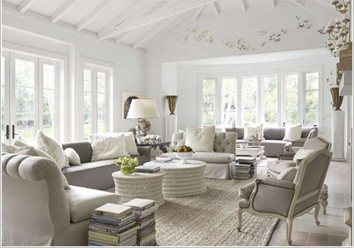 Căn phòng với nội thất màu trắng và màu xám cũng khá thơ mộng.