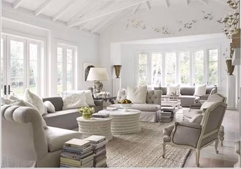 Căn phòng với nội thất màu trắng và màu xám cũng khá thơ mộng.