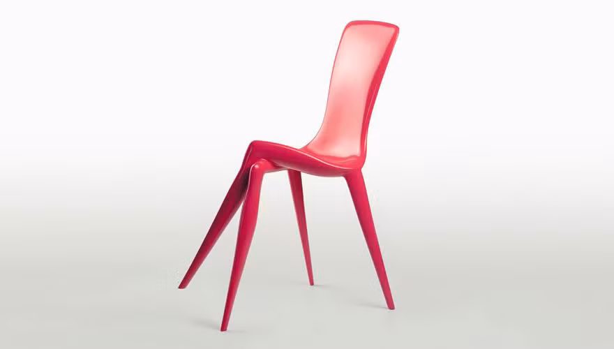 Chiếc ghế hồng điệu đà là món đồ nội thất ấn tượng cho căn phòng nhà bạn.