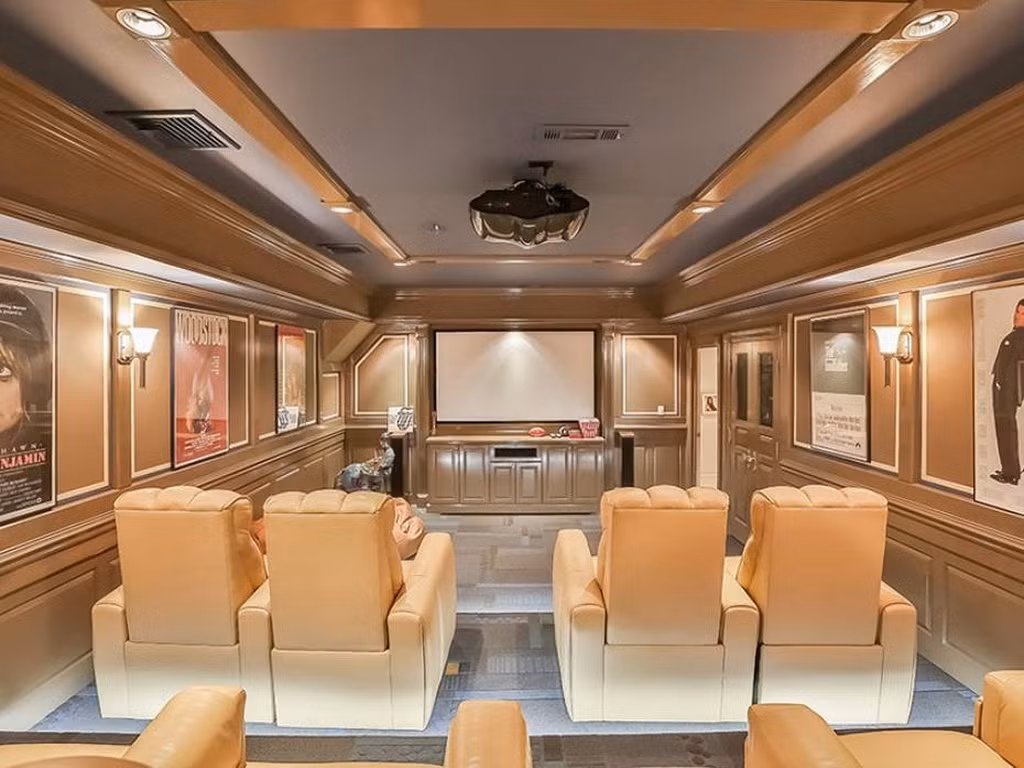 Rạp chiếu phim gia đình có thiết kế sang trọng trị giá 6,45 triệu USD.