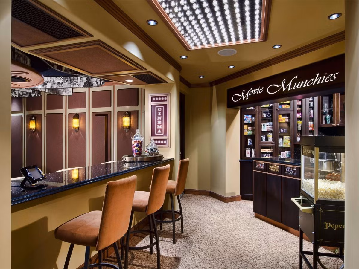 Rạp chiếu phim gia đình trị giá 15,9 triệu USD này được thiết kế giống như một phòng tiệc. Đầu tiên, bạn có thể thưởng thức đồ uống tại quầy bar và sau đó, lấy bỏng ngô và vào ghế để xem phim.