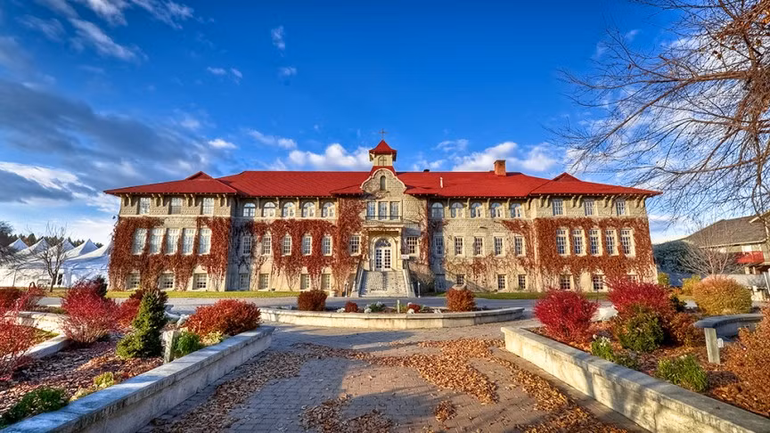 4. St. Eugene Golf Resort và Casino (Canada): Ngoài cung cấp những bàn đánh bạc sang trọng nhất thế giới, tổ hợp casino nghỉ dưỡng St. Eugene Golf Resort và Casino của Canada này còn cung cấp cho khách những dịch vụ nghỉ dưỡng sang trọng như chơi golf, thăm quan cảnh đẹp gần dãy núi Rocky…