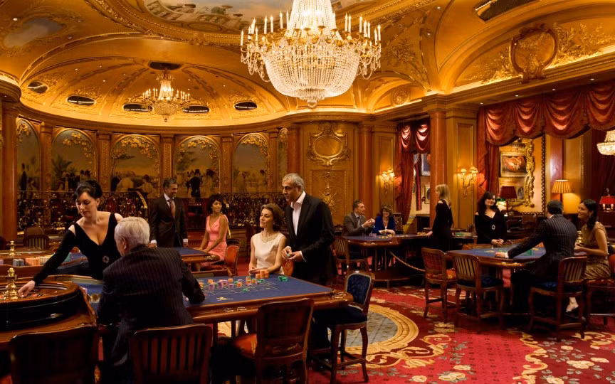 9. The Ritz Club (Anh): Ritz Club là một “điểm nóng” London chuyên phục vụ một đối tượng khách hàng riêng. Với vẻ ngoài được trang hoàng như một cung điện, khách có thể chơi game, ăn cơm trưa, giao lưu suốt 24/24 tại đây. Thái độ phục vụ của nhân viên ở đây được đánh giá là hoàn hảo. Ritz Club là nơi phù hợp cho những vị khách thượng lưu.