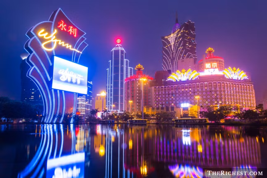 2. Wynn Macau: Vào cuối những năm 90 và đầu những năm 2000, casino này được coi là nơi "đốt tiền" của giới đại gia. Để thỏa mãn nhu cầu tiêu tiền của tầng lớp giàu có, nơi đây cũng không thiếu các cửa hàng sang trọng như Gucci, Cartier, Chanel và Hugo Boss, thậm chí có cả một đại lý Ferrari. Ngoài ra, Wynn còn có một phòng trưng bày các tác phẩm nghệ thuật hiếm có và các tượng cũ có niên đại 400 năm…