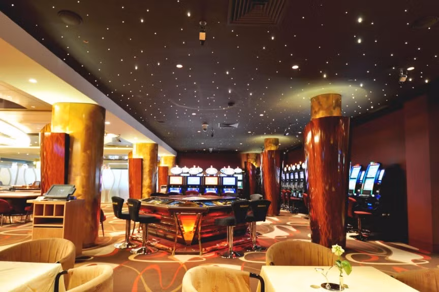 5. Casino du Liban (Lebanon): Casino du Liban là sòng bạc sang trọng đang được chính phủ Lebanon cho phép độc quyền khai thác lĩnh vực này. Các chính trị gia cũng có thể đến đây và khách chơi bài phải chứng minh thu nhập trên 33.000 USD/ năm mới được tham gia.