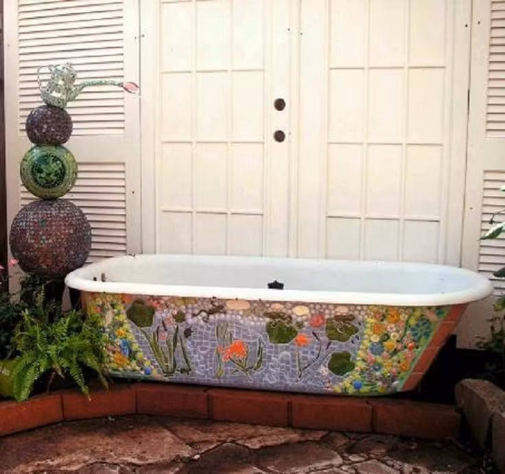 Hoặc bồn tắm được lát gốm sứ cũng là một vật dụng trang trí nhà đẹp mắt.