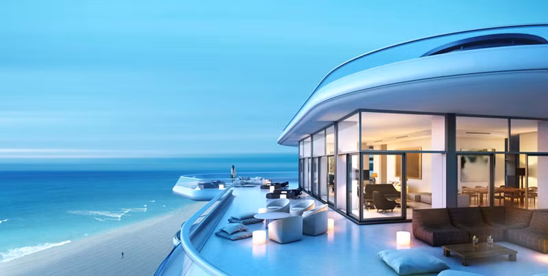 Căn hộ rộng hơn 740 m2 này được trang bị bằng những nội thất xa hoa nhất. Ngoài một phòng ngủ chính, căn penthouse còn có một phòng ngủ phụ, sân hiên cho mỗi phòng ngủ, phòng tập gym, bể bơi và cả phòng chiếu phim.