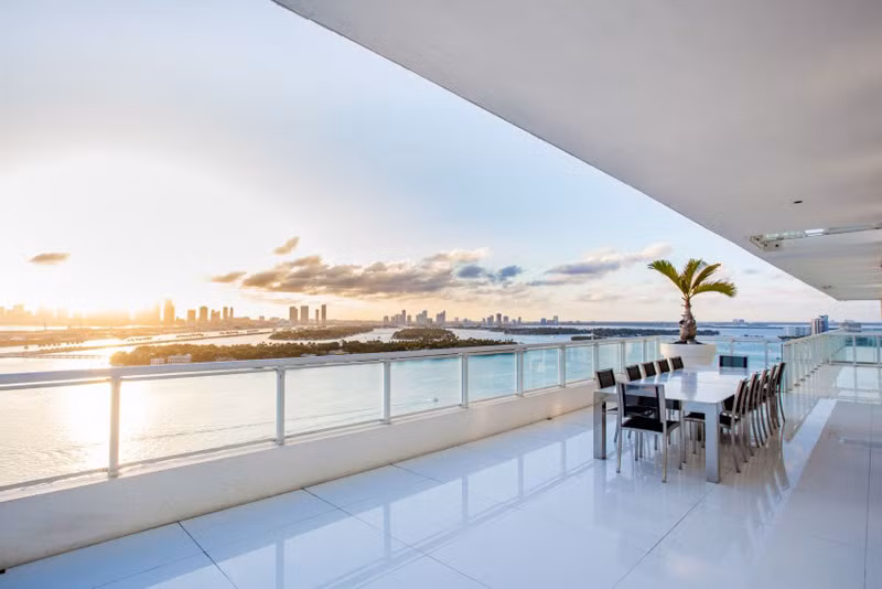 Căn hộ penthouse đắt đỏ ở bãi biển Miami (Mỹ): Căn hộ sang trọng này gồm hai tầng thuộc khu chung cư Bentley Bay South nhìn Vịnh Biscayne trên bãi biển Miami.