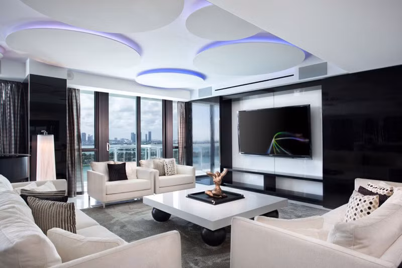 Penthouse này gồm 5 phòng ngủ, 5 phòng tắm, bể sục nước nóng và hồ bơi trên tầng mái, phòng tập thể dục và phòng tắm hơi riêng, một khu giải trí với bàn bi, quầy bar sang chảnh.