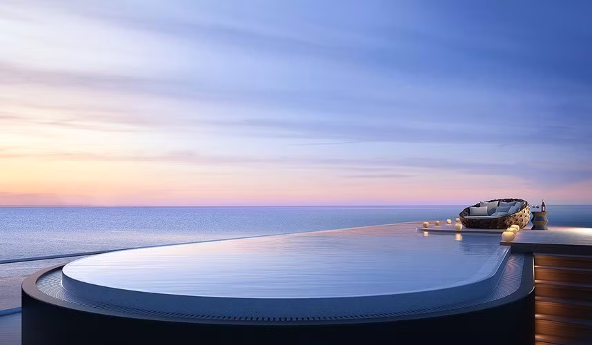 Bể bơi vô cực trên nóc căn hộ là nơi du khách có thể thư giãn ngâm mình dưới nước và ngắm đại dương bao la.