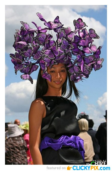 Cô gái đội chiếc mũ có cả bầy bươm bướm tím.