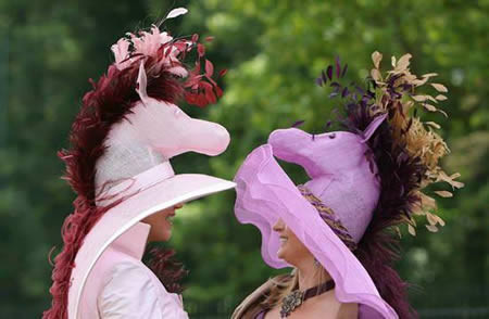 Chị em thích thú với chiếc mũ đầu ngựa.