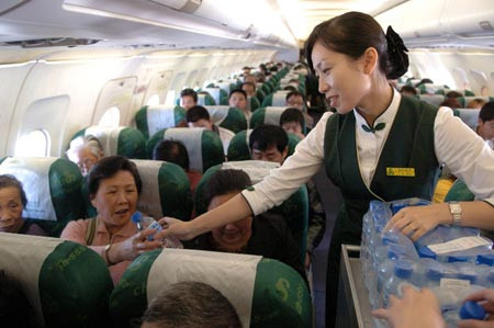 Hãng hàng không giá rẻ Spring Air của Trung Quốc lại gây bất ngờ khi tìm kiếm ứng viên có độ tuổi tối đa lên tới 45, với ưu tiên cao nhất dành cho người đã kết hôn và có con. Yêu cầu tuyển dụng này được thông qua sau kết quả khảo sát của hãng với khách hàng và nhận được phản hồi về nhu cầu tìm kiếm các tiếp viên hàng không lớn tuổi, có kinh nghiệm, giúp đa dạng hóa nhân viên phục vụ trên các chuyến bay của hãng.