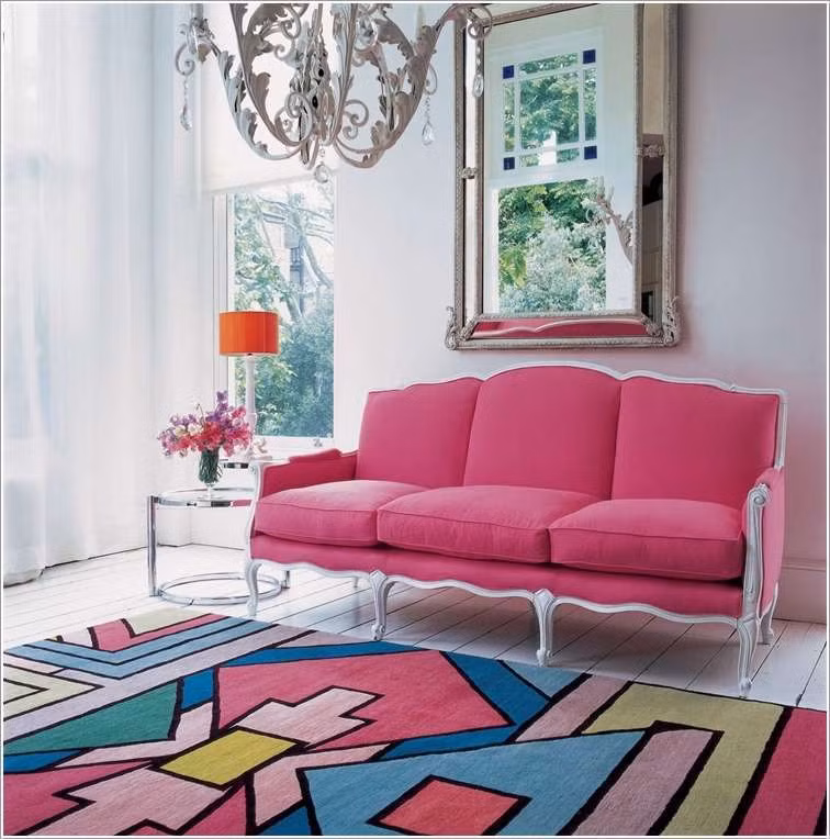 Tấm thảm phòng khách nhiều màu sắc làm không gian ấm cúng.