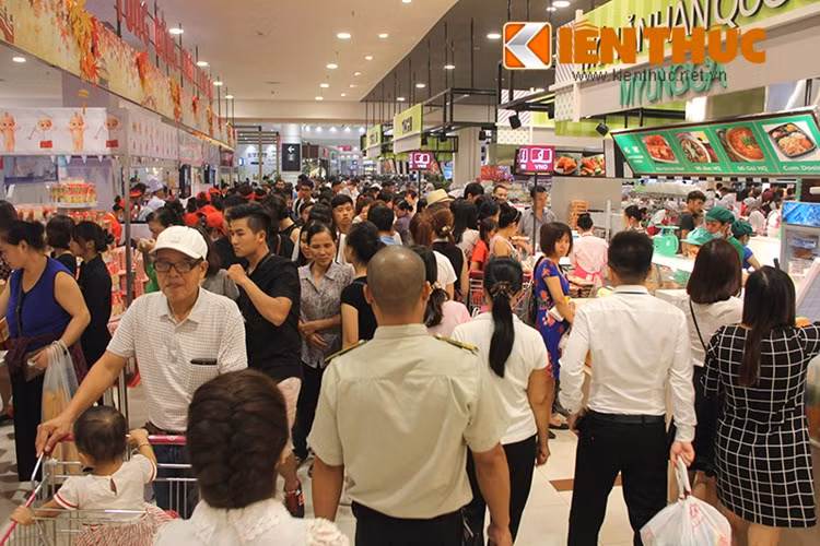 Khởi công từ tháng 4/2014 với số vốn 200 triệu USD, Aeon Mall Long Biên có diện tích 120.000 m2, được chia làm 4 tầng rộng lớn với tiện ích mua sắm, khu vui chơi giải trí tổng hợp.