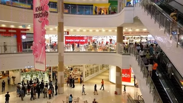 Trước đó, hồi tháng 1/2014, Aeon Nhật Bản cũng ra mắt trung tâm mua sắm đầu tiên tại Việt Nam (Aeon Tân Phú Celadon) tại quận Tân Phú, TP HCM. Dự án Trung tâm mua sắm AEON - Tân Phú Celadon đã được Tập đoàn Aeon Mall công bố từ tháng 3/2012 với mức đầu tư 109 triệu USD.