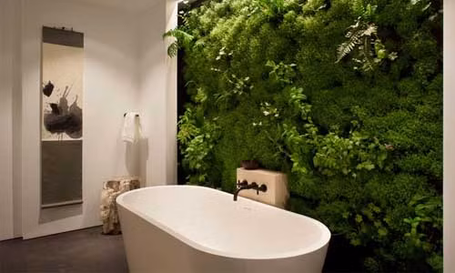 Những bức tường cây xanh trong nhà vừa giúp làm đẹp không gian sống, vừa đem lại cảm giác mát mẻ, thư giãn.