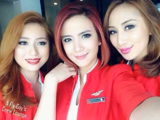 Những tiếp viên xinh đẹp của hãng hàng không AirAsia.