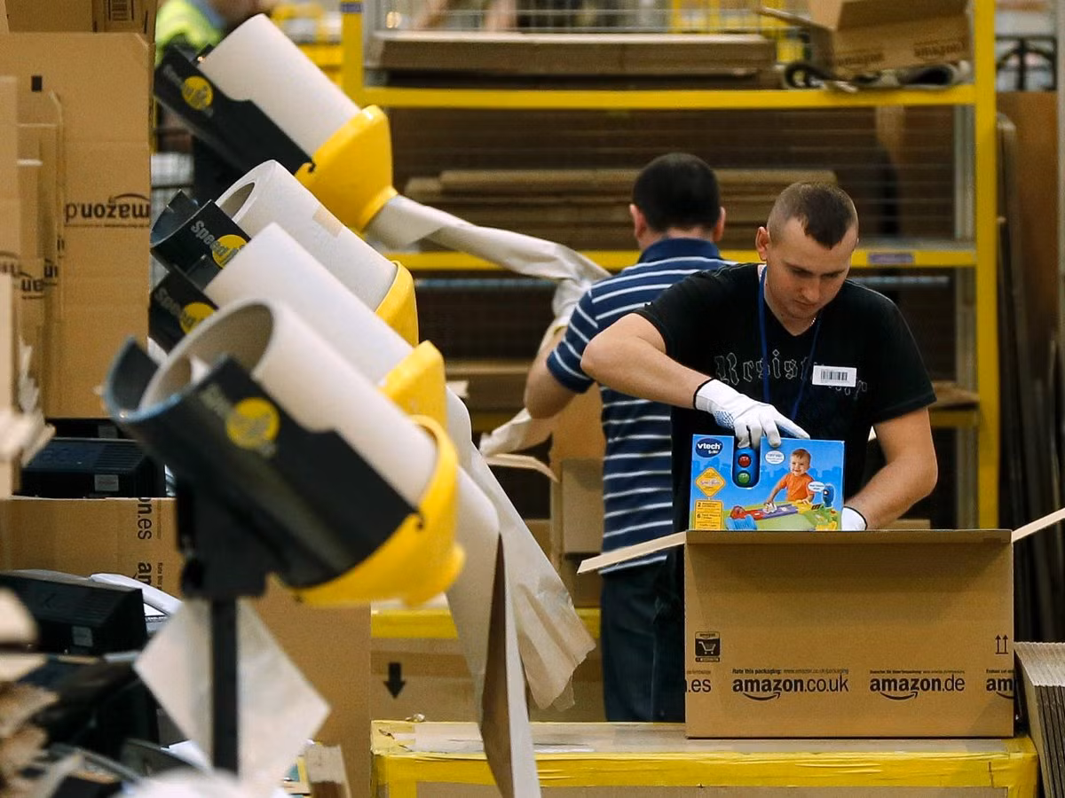 4. Amazon, doanh thu năm 2014: 88,99 tỷ USD, số nhân viên: 154.100 người. Là trang thương mại điện tử lớn nhất ở Mỹ, Amazon mới đây đã vượt qua chuỗi siêu thị Wal-Mart để trở thành bán lẻ có giá trị vốn hóa thị trường lớn nhất ở Mỹ. Amazon nhận được 99/100 điểm về ảnh hưởng trên mạng xã hội.