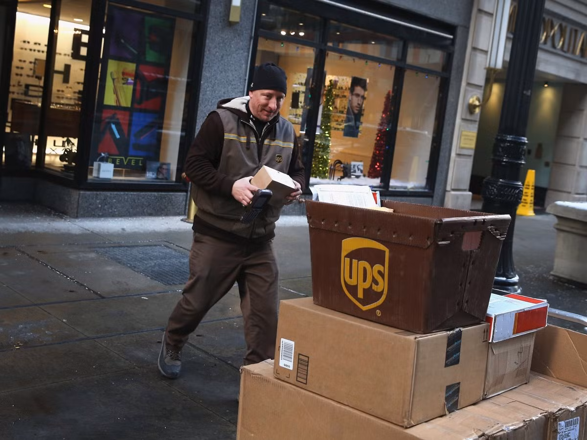 8. UPS, doanh thu năm 2014: 58,2 tỷ USD, số nhân viên: 237.300 người. Công ty đóng gói-giao hàng lớn nhất thế giới UPS đã giao 4,8 tỷ gói hàng và tài liệu tại hơn 220 quốc gia và vùng lãnh thổ trong năm 2014. Điểm số về ảnh hưởng trên mạng xã hội cho UPS là 80/100.