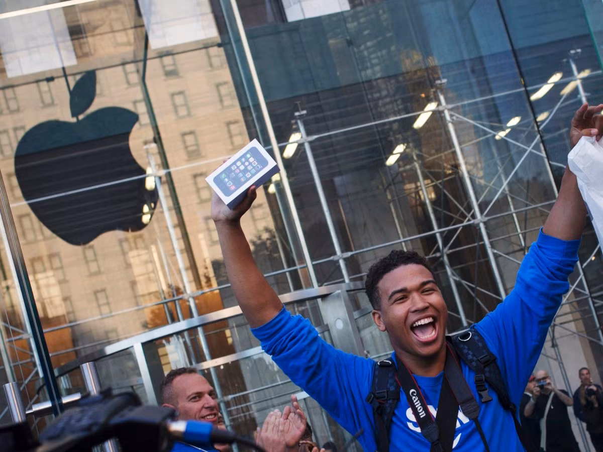 7. Apple, doanh thu năm 2014: 182,9 tỷ USD, số nhân viên: 92.600 người. Apple là một trong những thương hiệu công nghệ dễ nhận biết nhất, liên tục cung cấp nhiều sản phẩm sáng tạo như đồng hồ thông minh Apple Watch, điện thoại iPhone và máy tính bảng iPad mới mỗi năm. Điểm ảnh hưởng trên mạng xã hội mà Klout dành cho Apple là 84/100.