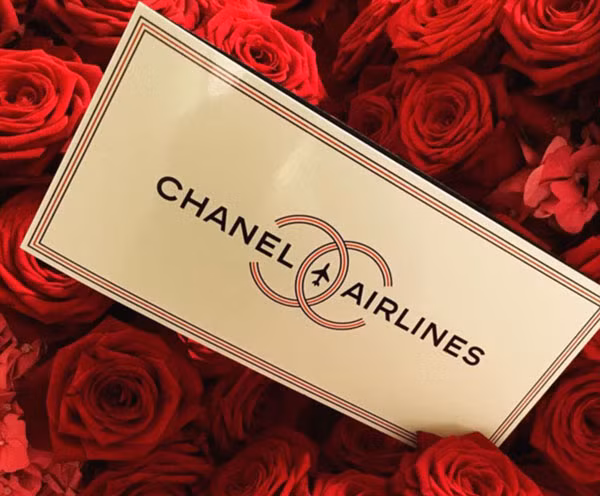 Mỗi khách mời đến tham dự show sẽ nhận được một chiếc vé của Chanel Airlines.