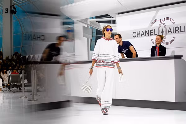 Quý cô với bộ trang phục phá cách sành điệu đi làm thủ tục check-in tại sân bay của Chanel.