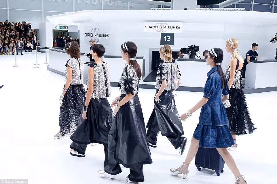 Trang phục được mix cùng các loại phụ kiện bắt mắt, vòng cổ nhiều lớp, sandal.