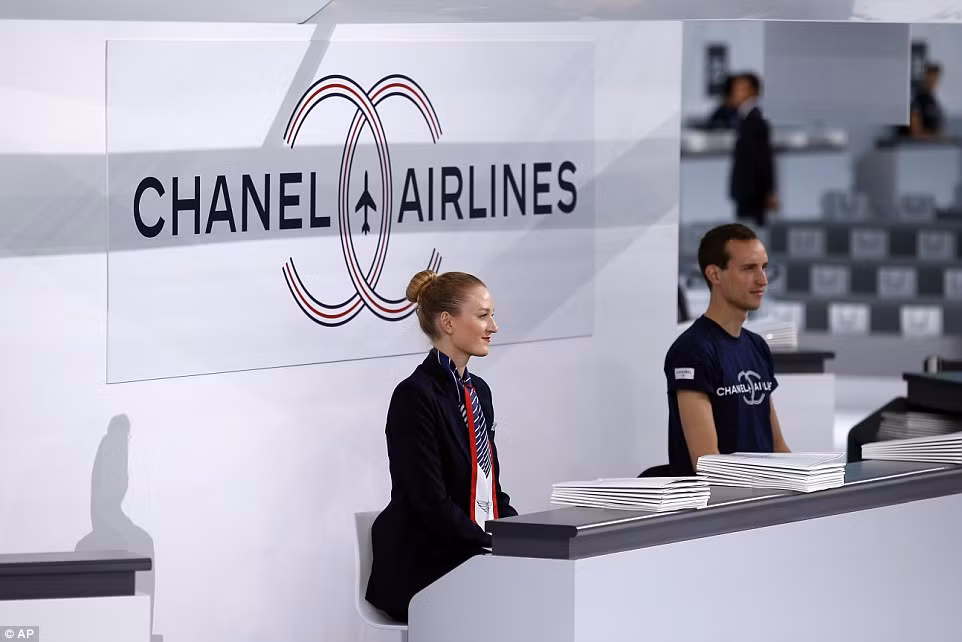 Bậc thầy thiết kế biến không gian rộng rãi của Bảo tàng Grand Palais thành nhà ga sân bay hoành tráng. Quầy check-in của hãng hàng không "Chanel Airlines" nổi bật giữa nhà ga với tấm bảng hiện các chặng bay đến Singapore, Dubai, Seoul, Tokyo...