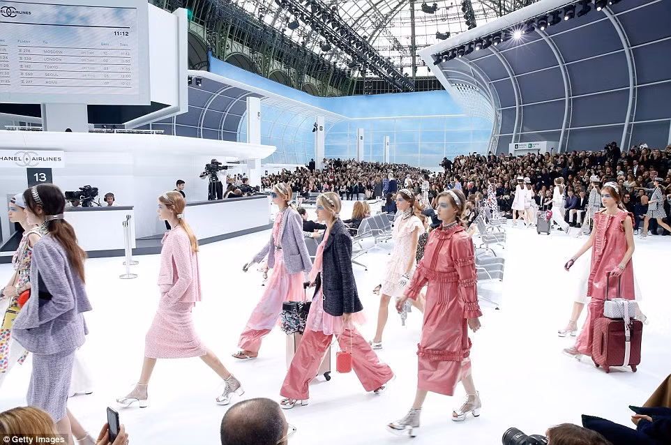 Những bộ đồ thời thượng, nổi bật được các người mẫu trình diễn một cách tự nhiên trên sân khấu.