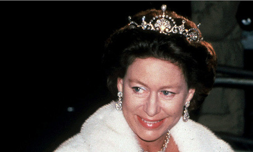 Chiếc vương miện từng là vòng cổ, được trao tặng cho mẹ của Nữ hoàng Anh Elizabeth II như một món quà cưới từ vua George VI vào năm 1923. Sau đó, hãng trang sức Garrad biến chiếc vòng thành vương miện và món trang sức đặc biệt này được trao lại cho Công chúa Margaret.