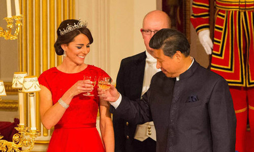 Chiếc vương miện đính kim cương và ngọc trai rất tinh tế tôn lên vẻ đẹp của vị Công nương 33 tuổi.