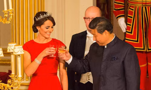 Chiếc vương miện đính kim cương và ngọc trai rất tinh tế tôn lên vẻ đẹp của vị Công nương 33 tuổi.