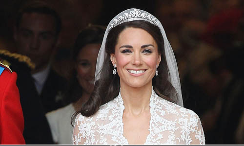Ngoài chiếc vương miện kim cương trên, Công nương Kate cũng từng đội một chiếc vương miện khác có tên Halo của hãng Cartier trong ngày cưới vào năm 2011.