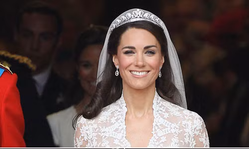Ngoài chiếc vương miện kim cương trên, Công nương Kate cũng từng đội một chiếc vương miện khác có tên Halo của hãng Cartier trong ngày cưới vào năm 2011.