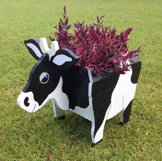 Chậu hoa gỗ hình bò sữa.