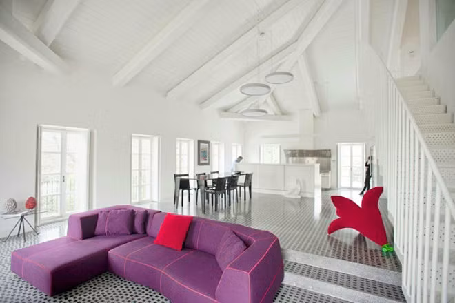 Sự kết hợp giữa trắng tinh khôi và tím mộng mơ làm nổi bật không gian phòng khách.