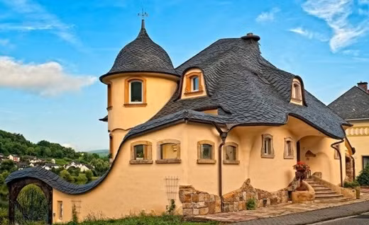 Kiểu mái uốn lượn của công trình này khiến nhiều người lầm tưởng rằng đây là một ngôi nhà cổ tích.