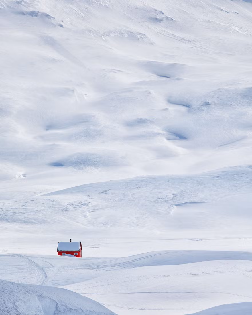 Ngôi nhà nhỏ bị bao phủ trong tuyết trắng lạnh giá ở Na Uy.