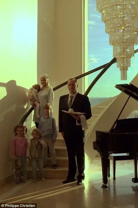 Philippa chụp ảnh chung với những đứa trẻ nhà giàu mà cô từng chăm nuôi.