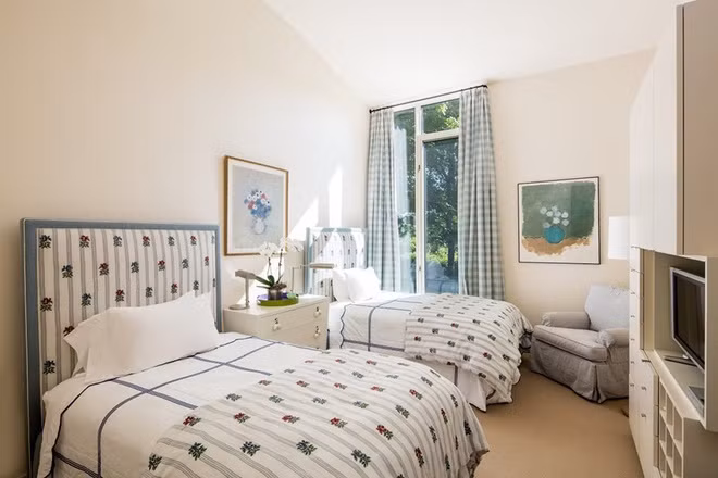 Phòng ngủ nhỏ hai giường thích hợp với hai con gái của Tổng thống.