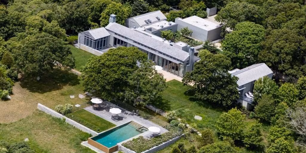 Cứ mỗi dịp tháng 8 hàng năm, gia đình Tổng thống Mỹ Barack Obama thường thuê khu nghỉ dưỡng ở Martha's Vineyard (Massachusetts, Mỹ).