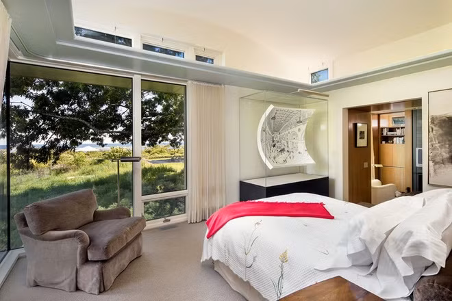 Phòng ngủ chính cũng gần gũi với thiên nhiên và có phòng làm việc liền kề.