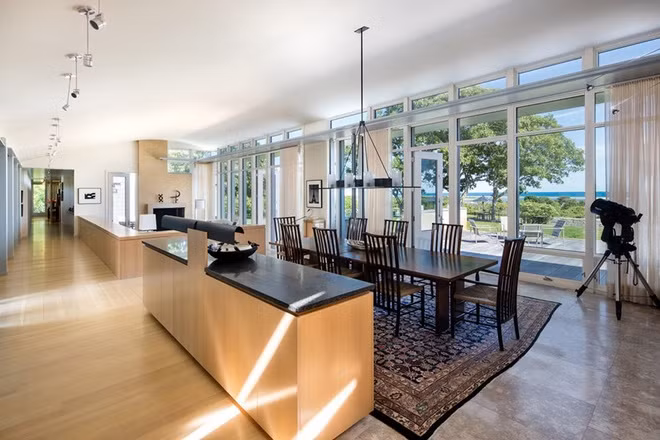 Bàn ăn được bố trí ở vị trí cao hơn, cách biệt với phòng khách và cũng có view tuyệt đẹp.