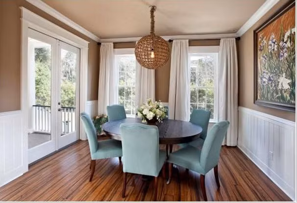 Chiếc đèn đan bằng tre khiến bàn ăn thêm ấm cúng.