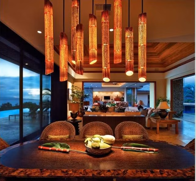 Chiếc đèn chùm bằng tre ấn tượng.