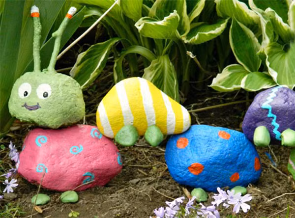 Con sâu màu mè được làm từ sỏi đá khiến khu vườn nổi bật, sinh động.