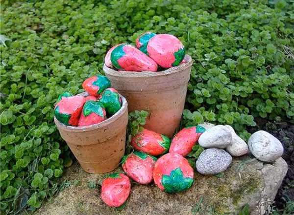 Những giỏ dâu tây đá nổi bật.